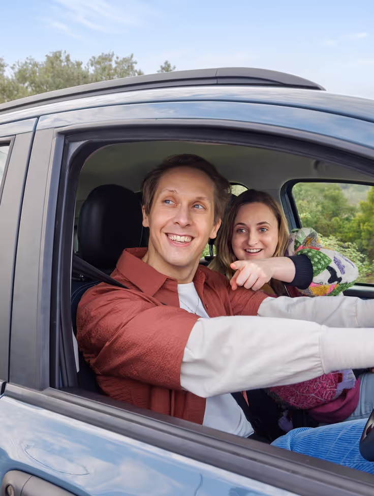 Stel in auto wijst uit het raam