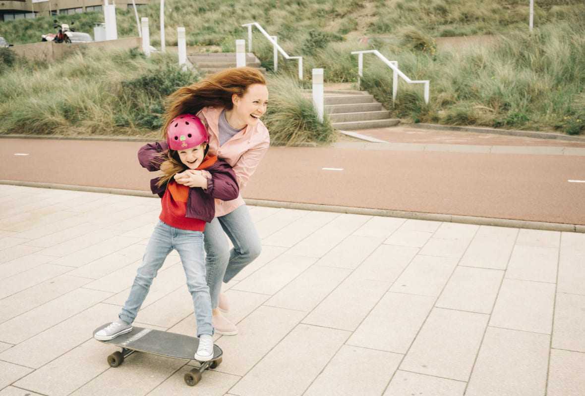 Dochter en moeder op skateboard