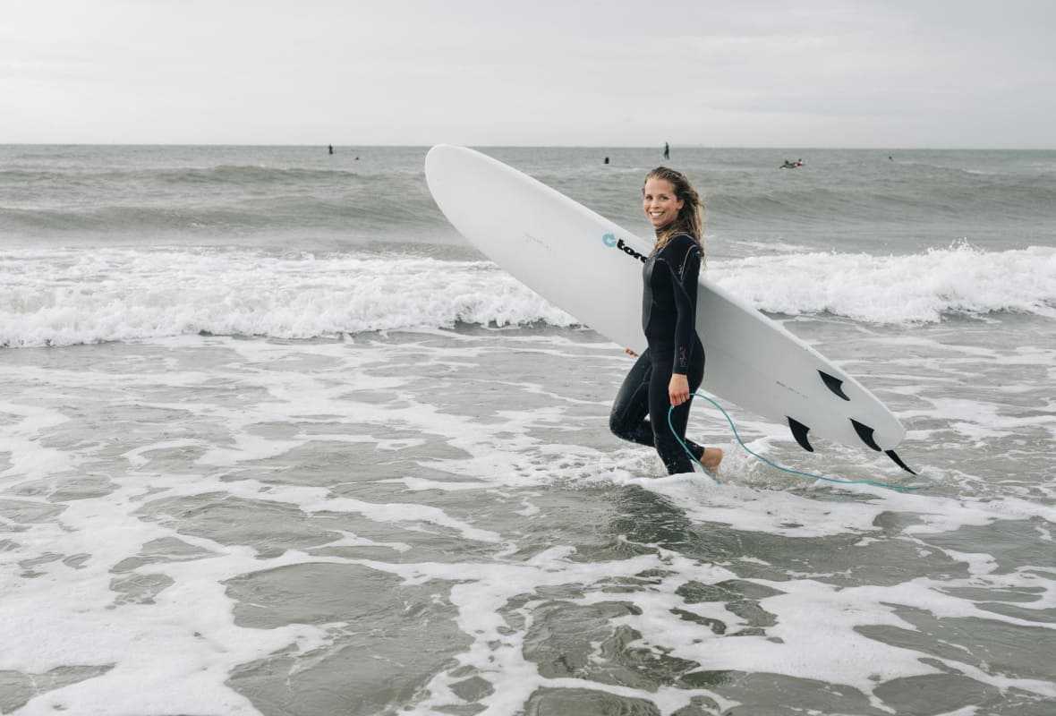 Vrouw buiten met surfplank