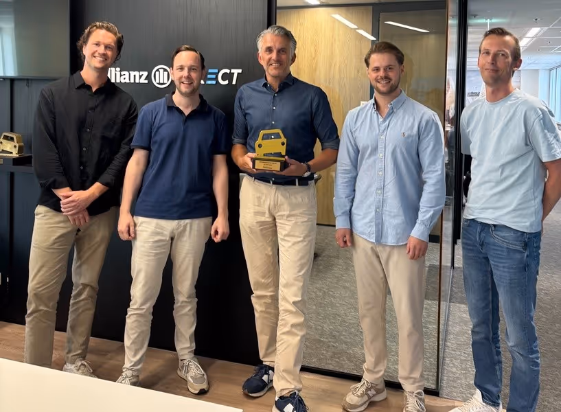 Het team van Allianz Direct met de gewonnen Award WA-autoverzekering van 2025