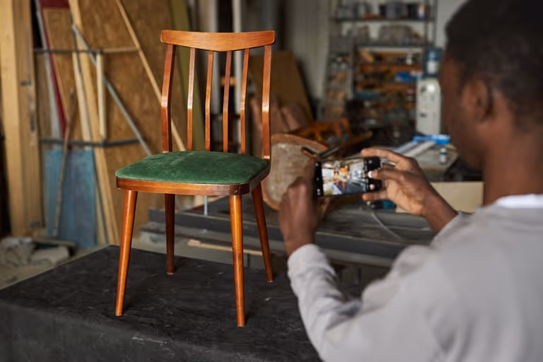 Man maakt foto van antieke stoel