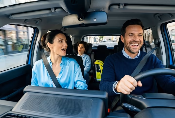 Een gezin zit vrolijk samen in de auto