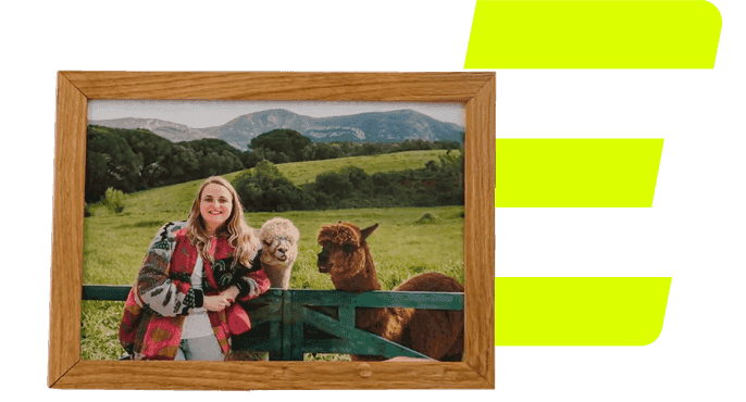 Schilderij met twee personen en twee alpaca's