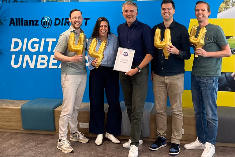 Het team van Allianz Direct neemt de award in ontvangst