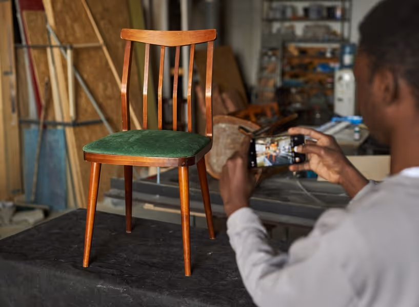 Man maakt foto met mobiel van antieken stoel