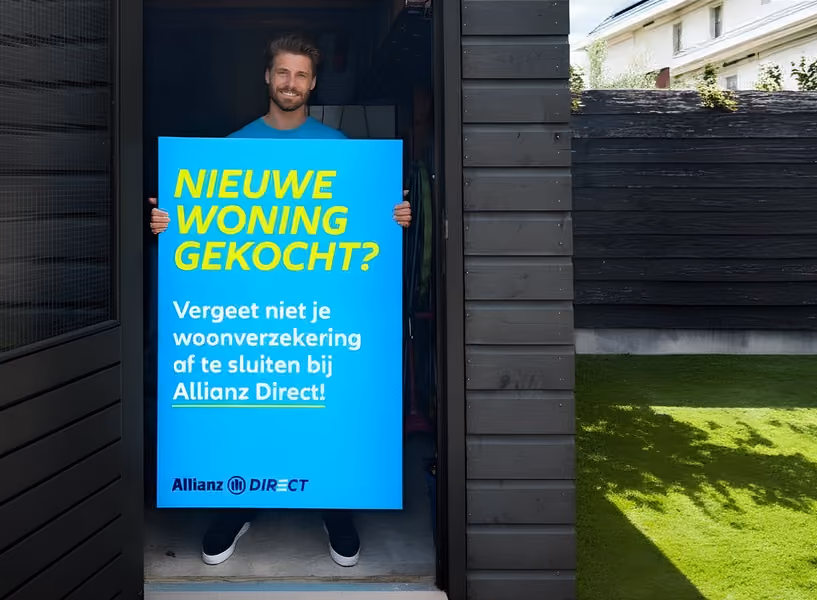 Man met Allianz Direct bord in zijn handen
