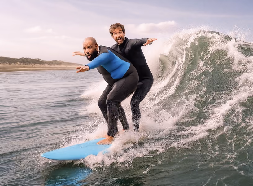 Still uit de tv-commercial met Willie op een surfplank